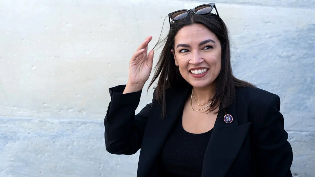 Alexandria Ocasio-Cortez rejoins DSA ahead of 2028 presidential run