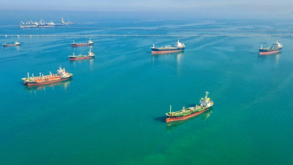 Hormuz Traffic Remains Depressed as Iran and Oman Weigh Temporary Corridor