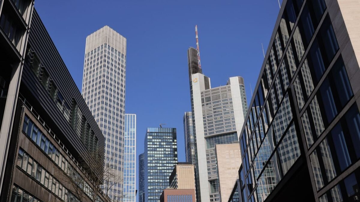 DAX 40 Today: Index Falls to 26,258.11 as German Inflation and Iran Tensions Weigh on European Stocks