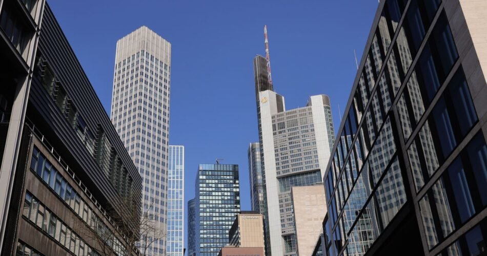 DAX 40 Today: Index Falls to 26,258.11 as German Inflation and Iran Tensions Weigh on European Stocks