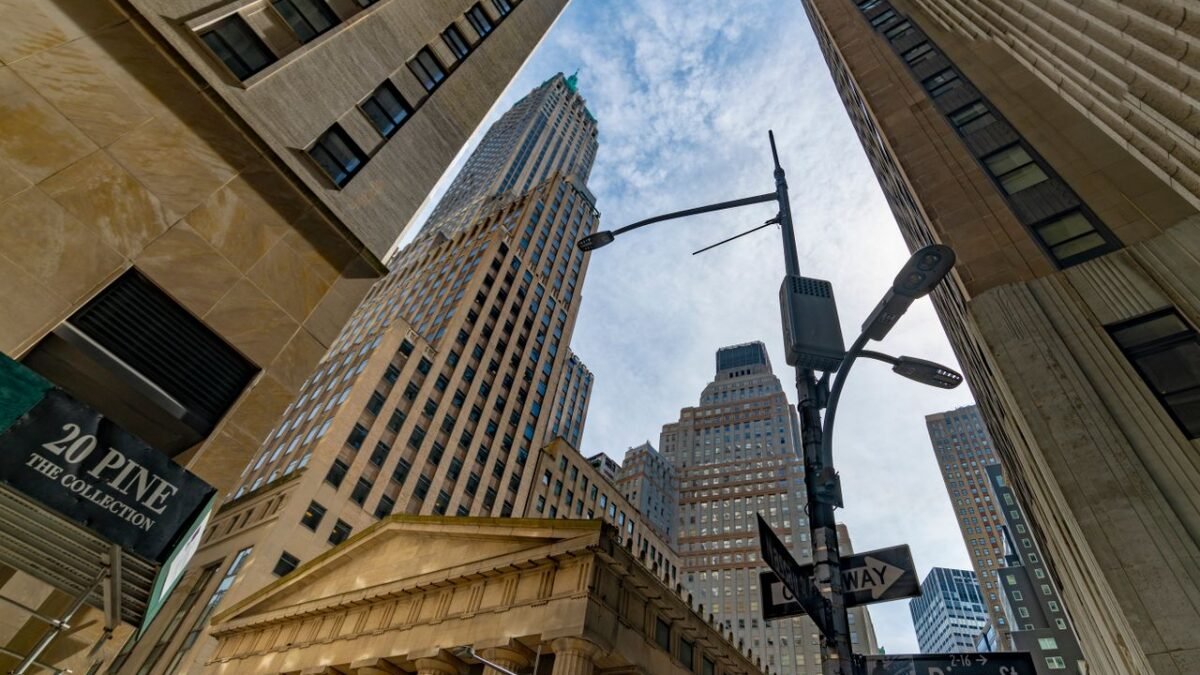Dow Jones Today: DJIA Rises to 53,577.40 as Oil Prices Fall and Bond Yields Ease Amid US-Iran Negotiations