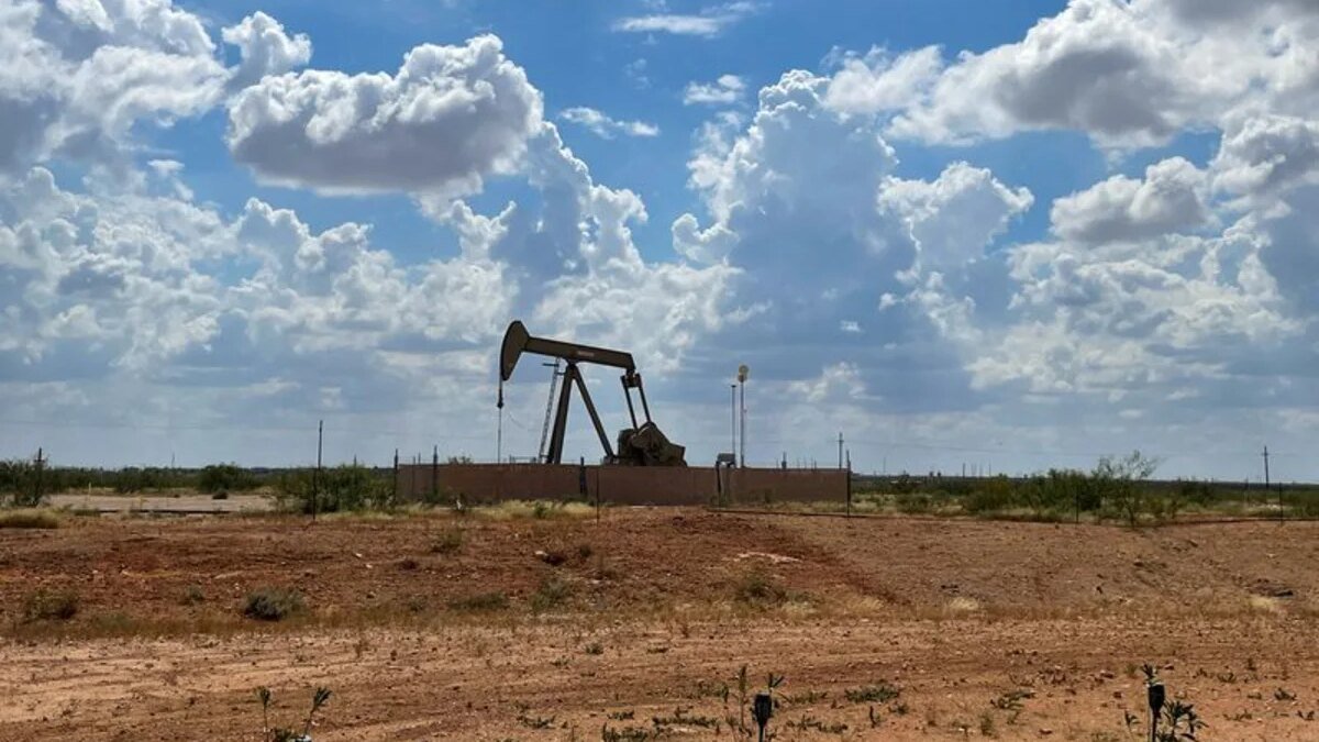 Oil on track for weekly loss even as Iran tensions simmer