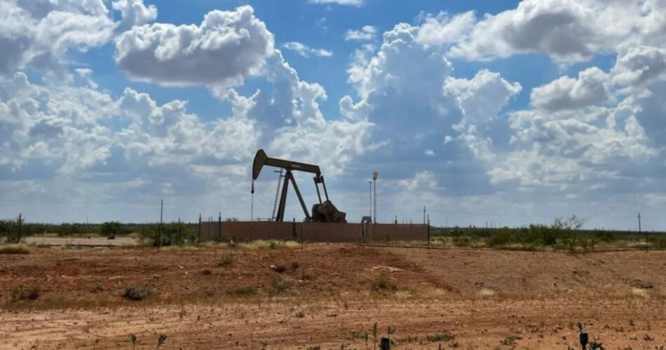 Oil on track for weekly loss even as Iran tensions simmer