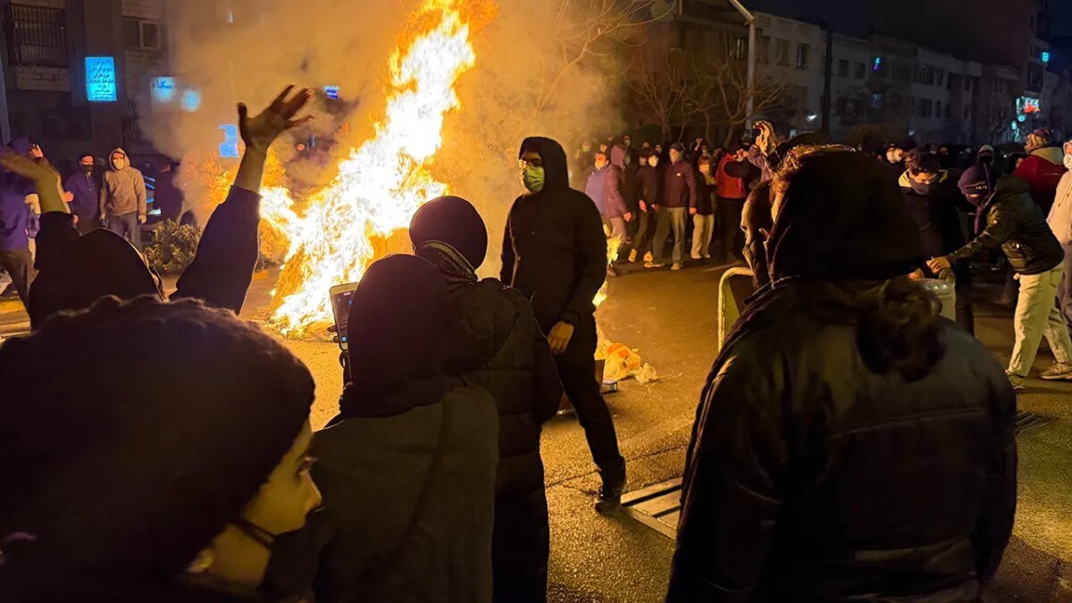 Experts divided on whether Iran economic pressure sparks protests