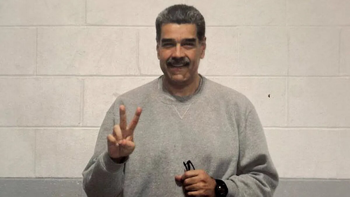 Nicolás Maduro flashes peace signs in first prison photos since US capture in Caracas